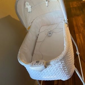 Simmons Kids Silent Auto Gliding Elite Bassinet